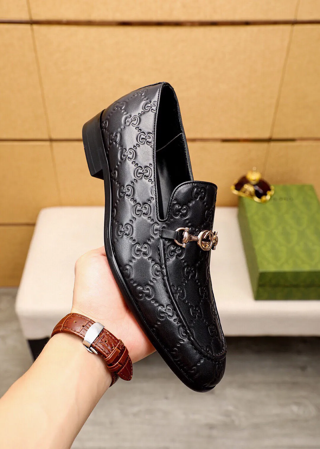 Men's shoes 💰520 💐 Product trademark: GUCCI "Gucci" casual leather shoes Regular size: 39-44 (38.45🉑️customized) Product materials: Selected imported first-layer calfskin embossed upper + luxury hardware buckle, imported water-dyed cow leather lining. Strong three-dimensional visual effect, original combination outsole Color: 3⃣️colors available